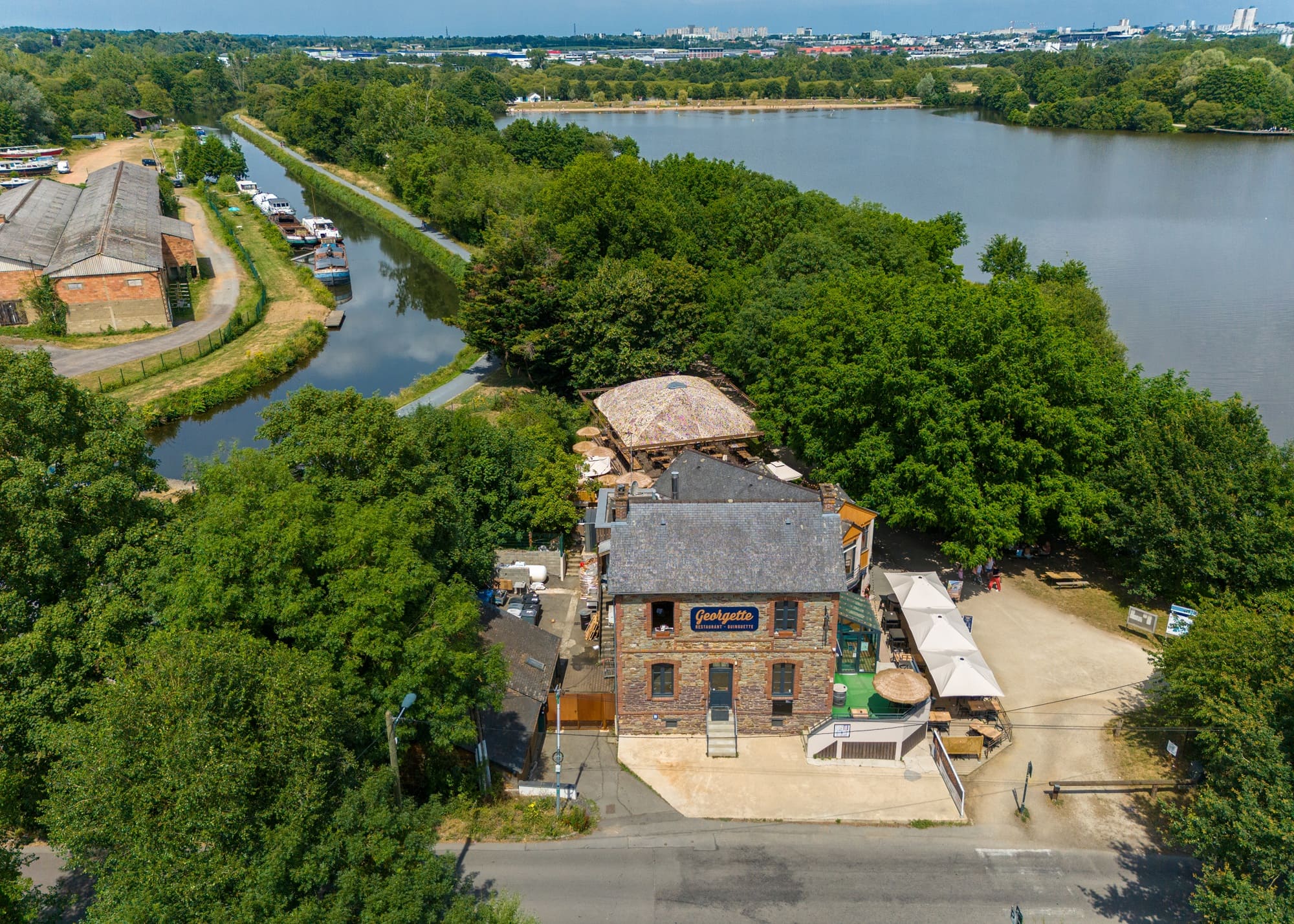 Vue aérienne par drone d'un site en Bretagne réalisée par l'agence Crescent